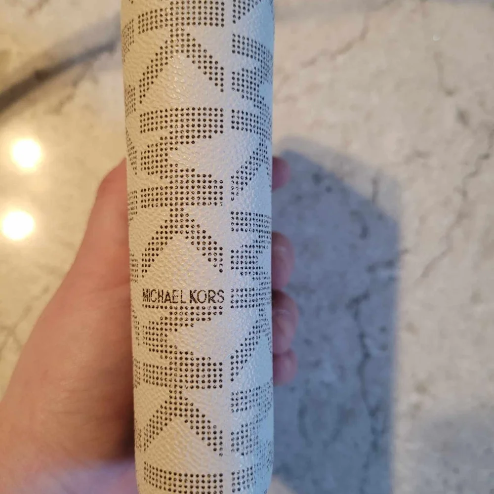 $75EMT Michael Kors vanilla bifold compact, signature logo wallet. EUC - Picture 13 of 13